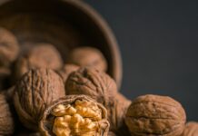 “뇌건강, 습관이 만든다”…일상에서 실천하는 두뇌 지킴이 생활 팁 brown garlic on brown bowl