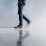 점심시간 10분 산책, 바쁜 직장인의 건강관리 비결로 주목 person wearing blue denim jeans beside gray wall