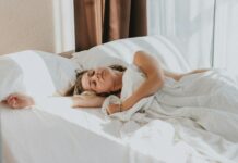 일정한 수면 루틴으로 활력 찾기… 꾸준한 습관이 핵심 a person lying in a bed