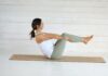 필라테스, 바쁜 일상 속 건강 지키기의 새로운 동반자 Woman in boat pose on yoga mat