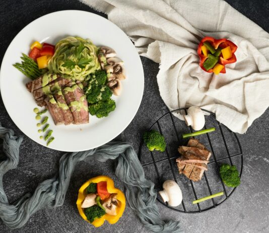 건강한 식탁, 똑똑한 영양제 선택이 중요해져 a white plate topped with meat and veggies
