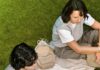 “마음 챙기며 움직이기” 일상 속 ‘슬로 라이프’ 건강 트렌드 확산 Two people having a picnic on the grass
