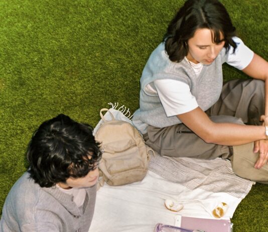 “마음 챙기며 움직이기” 일상 속 ‘슬로 라이프’ 건강 트렌드 확산 Two people having a picnic on the grass