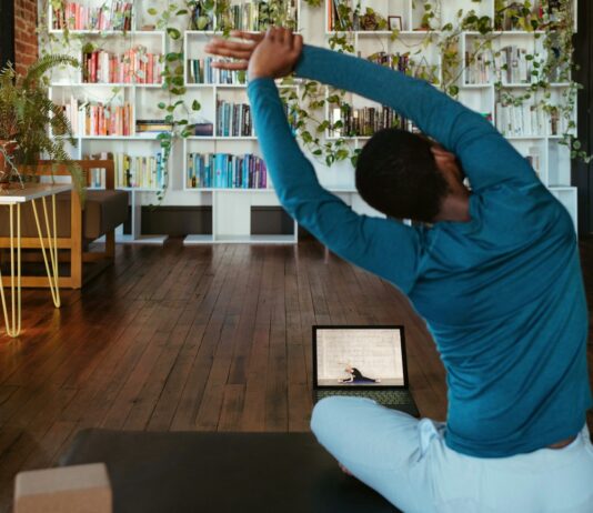 집에서 시작하는 소소한 건강 챙기기, 일상 속 실천법으로 인기 a man doing yoga in a living room