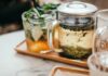 바쁜 일상 속 힐링, 대체요법의 실생활 적용법 clear glass mug on tray