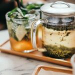 바쁜 일상 속 힐링, 대체요법의 실생활 적용법 clear glass mug on tray