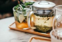 바쁜 일상 속 힐링, 대체요법의 실생활 적용법 clear glass mug on tray