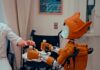 AI 기반 건강 관리, 일상을 똑똑하게 바꾼다 Man gives robot bottles on a tray