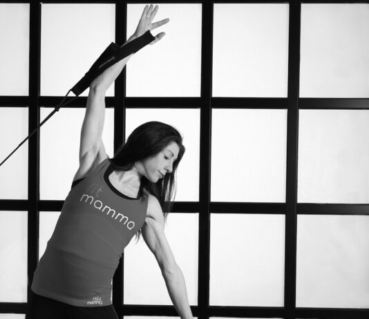 “집에서 쉽게 따라하는 필라테스, 건강한 일상 회복의 열쇠” woman in white tank top and black leggings doing yoga