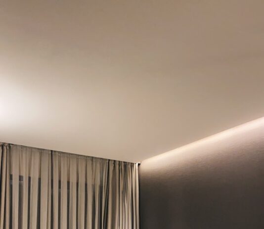 “깊은 잠이 일상 활력의 열쇠…일상에서 실천하는 수면 건강 트렌드” white bed with gray pillow