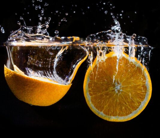 직장인 건강, 작은 습관 변화로 지키세요 orange fruit in water with water