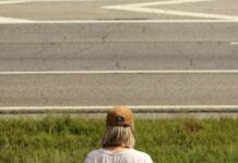 ‘밸런스 워킹’이 뜬다…바쁜 일상 속 쉽게 걷기 습관 들이는 생활 꿀팁 A woman walking down a dirt path next to a road