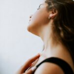생활 속에서 혈당을 자연스럽게 관리하는 방법 a woman with her eyes closed looking up